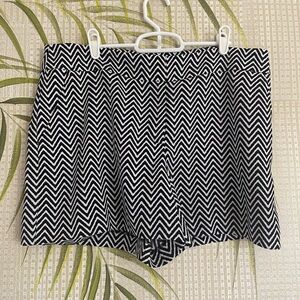 Ann Taylor black and white geometric shorts Size 12